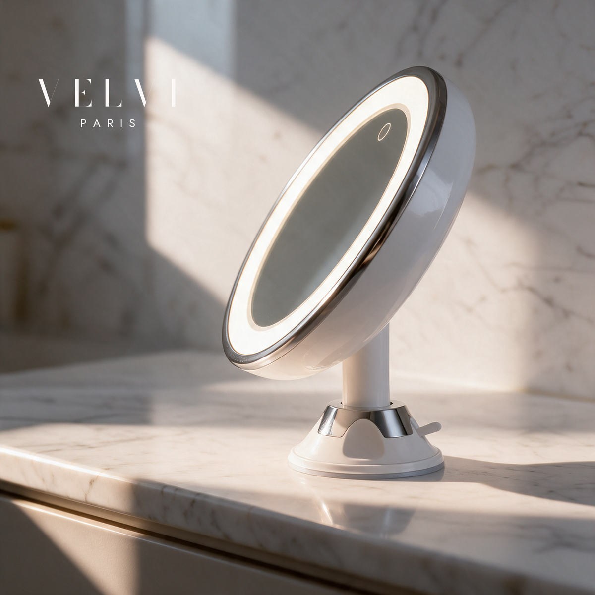 Le miroir VELVI PARIS de profil, ventouse et col blanc visibles